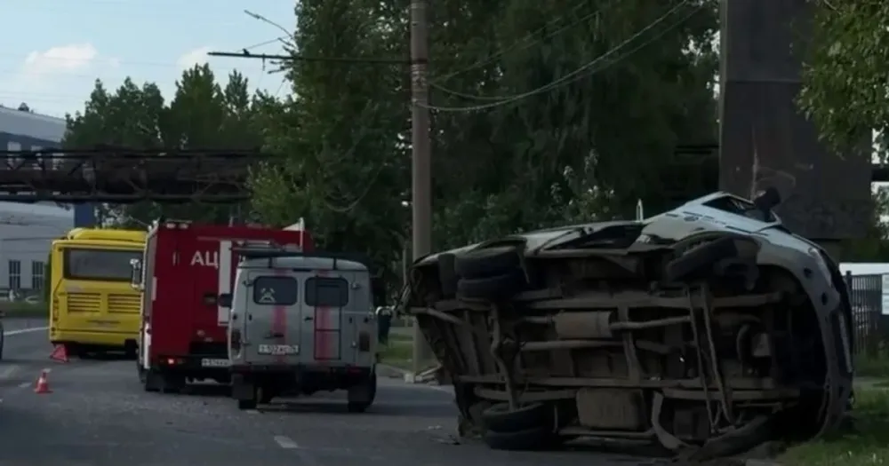 Последствия аварии на проспекте Октября в Ярославле: поврежденный автобус и перевернутая ГАЗель