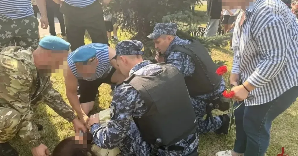 Сотрудники Росгвардии помогают женщине во время массового мероприятия