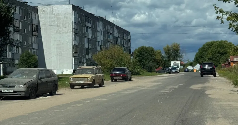 Дорога на улице Панфилова в Ярославле с песком и ямами