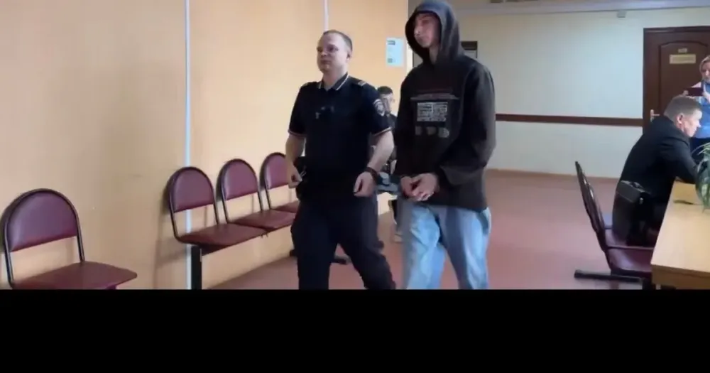 «Купил машину неделю назад»: 18-летний водитель, протаранивший остановку в Ярославле, арестован