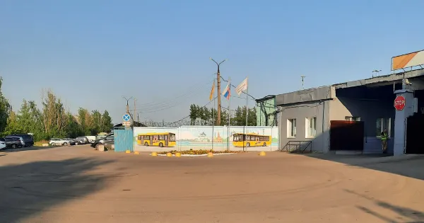 Яркий мурал с изображением автобуса и ярославских достопримечательностей на стене здания ПАТП-1
