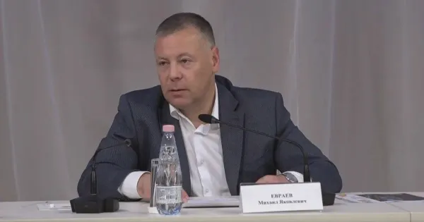 Купюры и монеты на фоне Ярославля, иллюстрация к статье о зарплатах